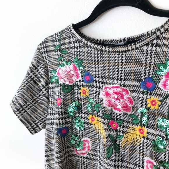 Zara Dress w/ embroided flowers - Picture 4 of 4